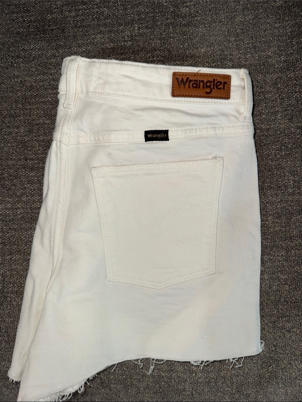 Wrangler women’s White vintage Denim Jean shorts with Leather Patch